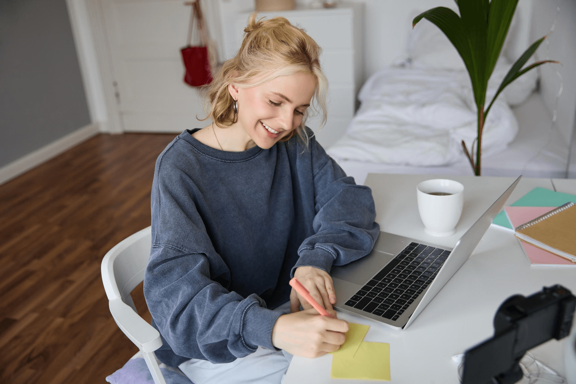 Personas trabajando desde casa en tareas sencillas
